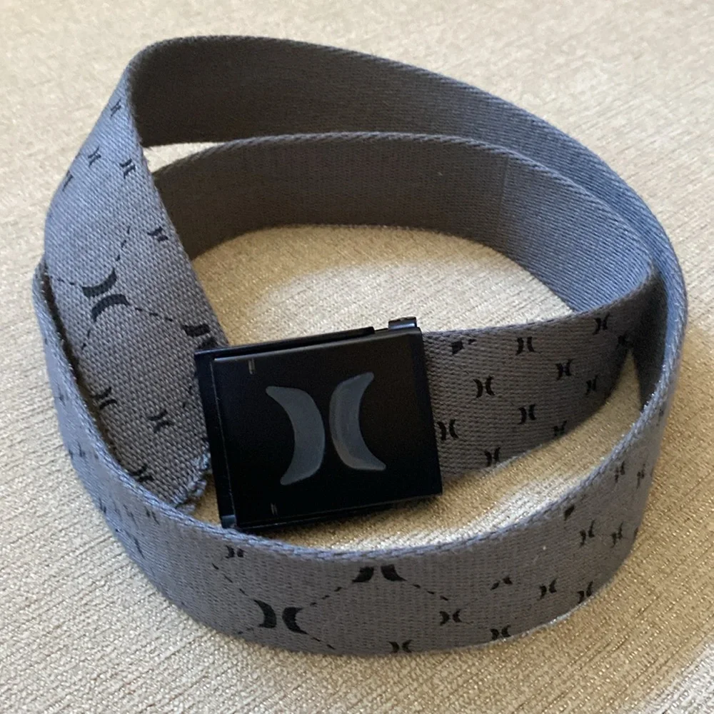Hurley adjusable gray belt with design throughout.